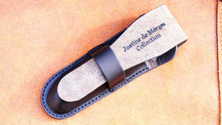 Prägung Justine de Mérges Collection auf einer Lederscheide