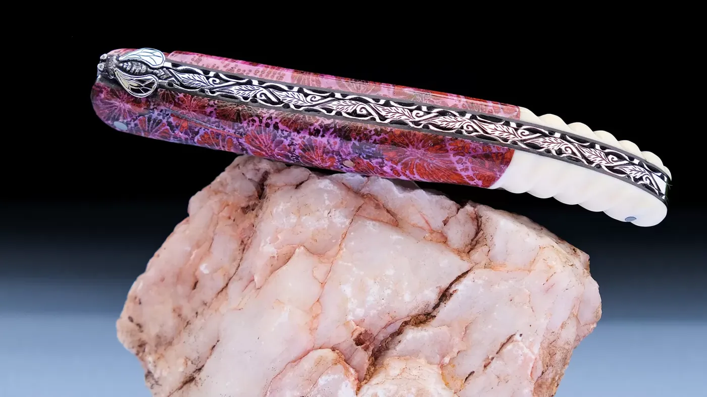 Laguiole-Messer mit verziertem Rücken auf Rosenquarz