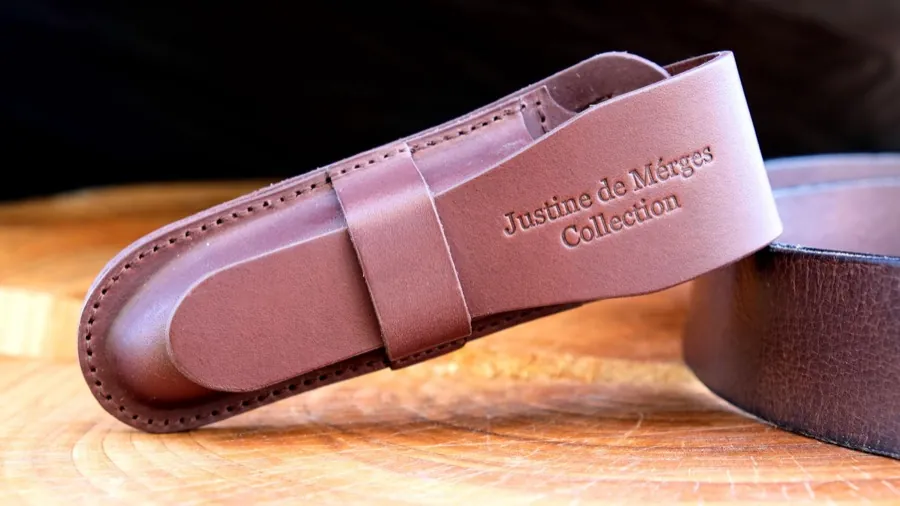 Formstabile Lasche einer Lederscheide mit Prägung Justine de Mérges Collection